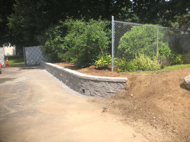 Retaining wall with drainage